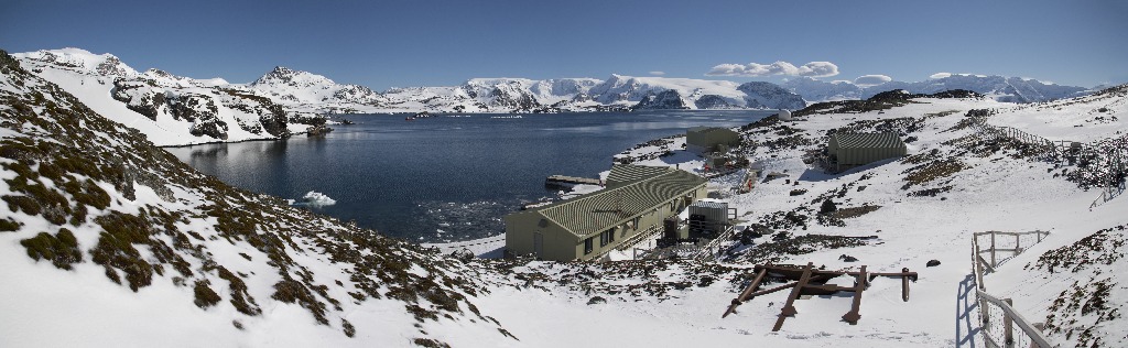 A snow covered mountain