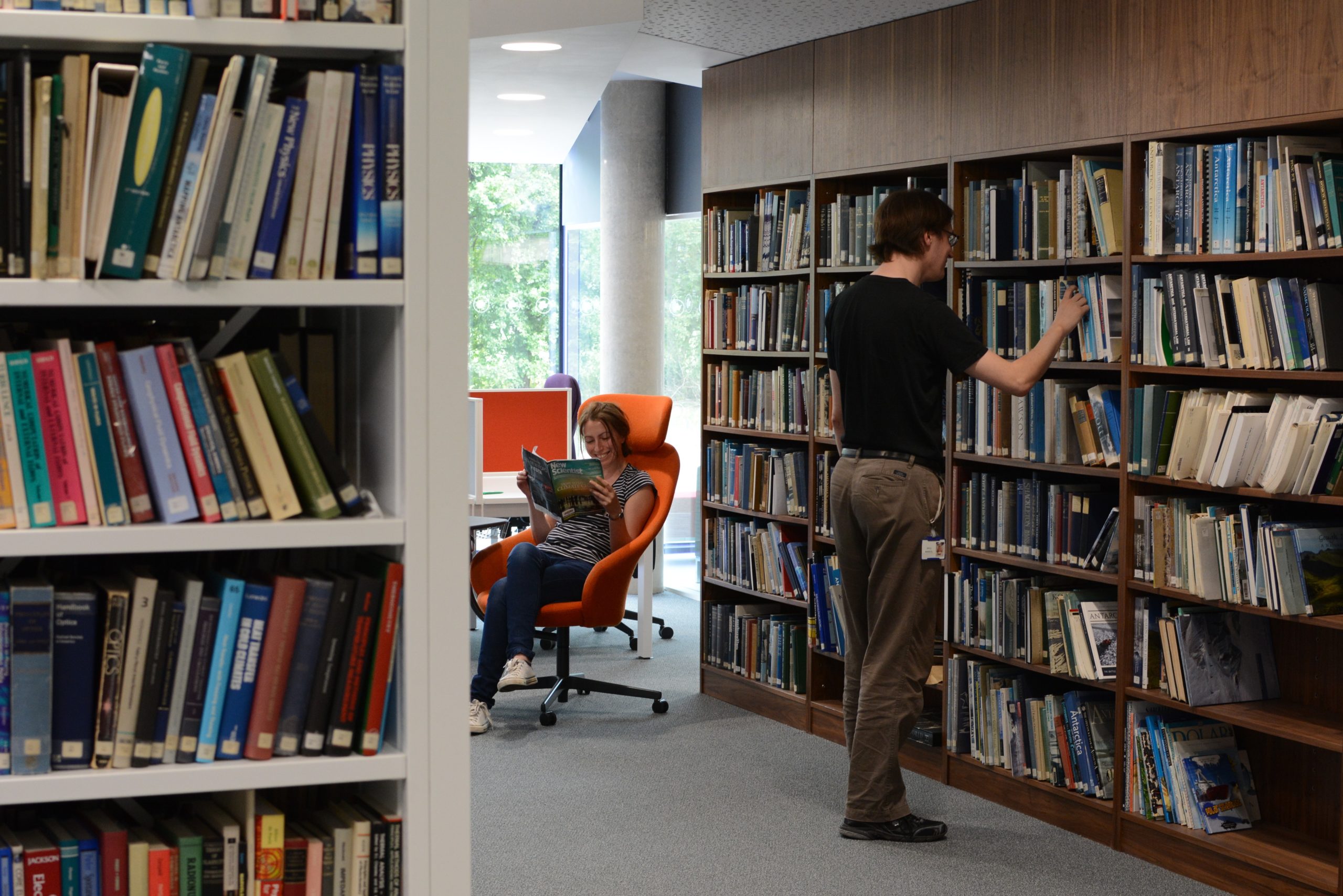 A room with a book shelf filled with books.